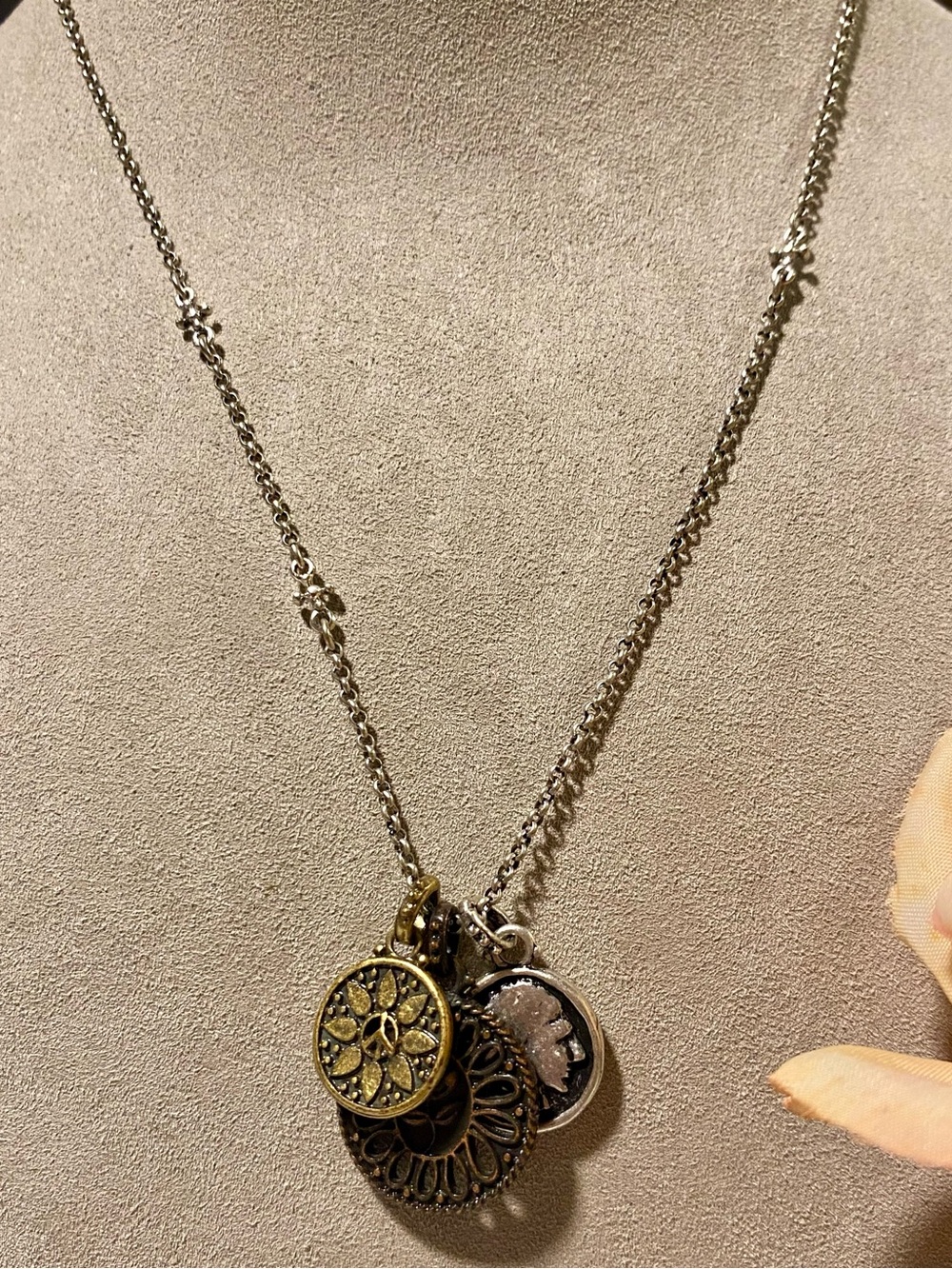 Lucky Brand Vtg Multi-Charm Floral Pendant Necklace
